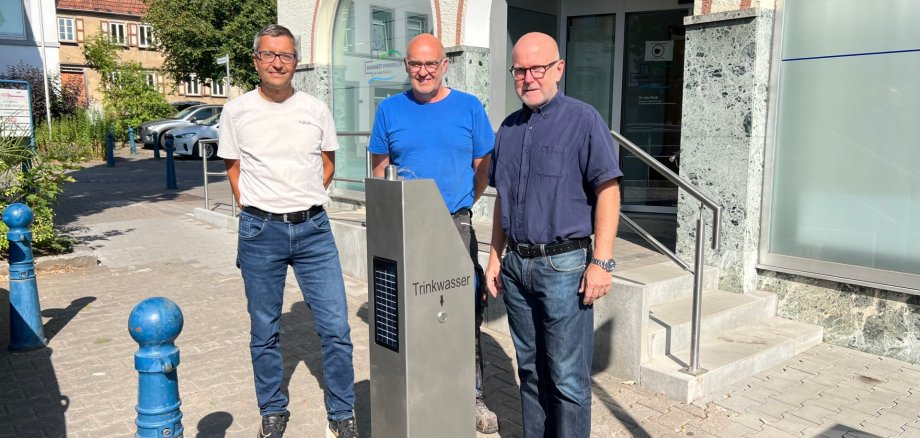 Referatsleiter der Bauverwaltung Roland Schreiber mit Gemeindearbeiter Reinhard Bohn und Bürgermeister Rudolf Jacob